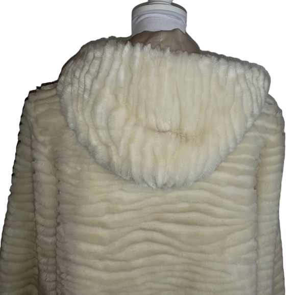 Cream Faux Fur Textured Hooded Jacket Sz Small Button Up Lined Cozy Winter Coat - Picture 5 of 16